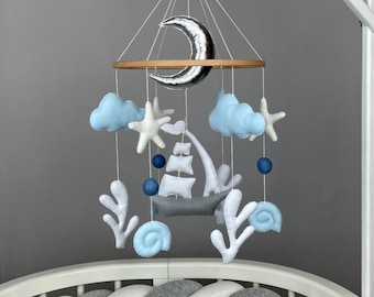 Móvil infantil con temática oceánica: Barco náutico hecho a mano, decoración infantil en tonos coral.