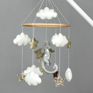 Drakenbabymobiel, neutrale drakenwiegmobiel, fantasievolle babykamerdecoratie, vilten draak om op te hangen, grijze draak, gouden sterren, gepersonaliseerd