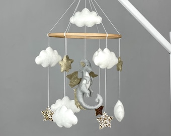 Móvil para cuna de dragón neutro Móvil para cuna de dragón Decoración de guardería de fantasía Dragón colgante de fieltro Dragón gris Estrellas doradas personalizado