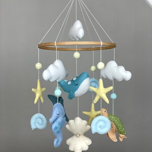 Neutral mobil för baby i havet Nautisk spjälsängsmobil Mobil för havsdjur Personlig mobil för val Nybliven mammapresent bild 2