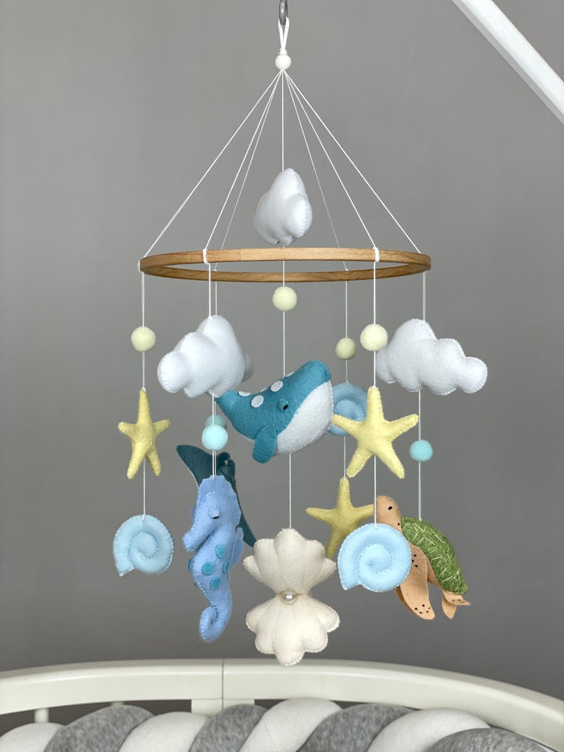 Neutral mobil för baby i havet Nautisk spjälsängsmobil Mobil för havsdjur Personlig mobil för val Nybliven mammapresent bild 2