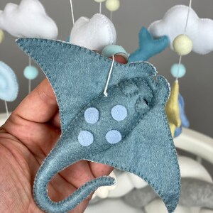 Neutral mobil för baby i havet Nautisk spjälsängsmobil Mobil för havsdjur Personlig mobil för val Nybliven mammapresent bild 8