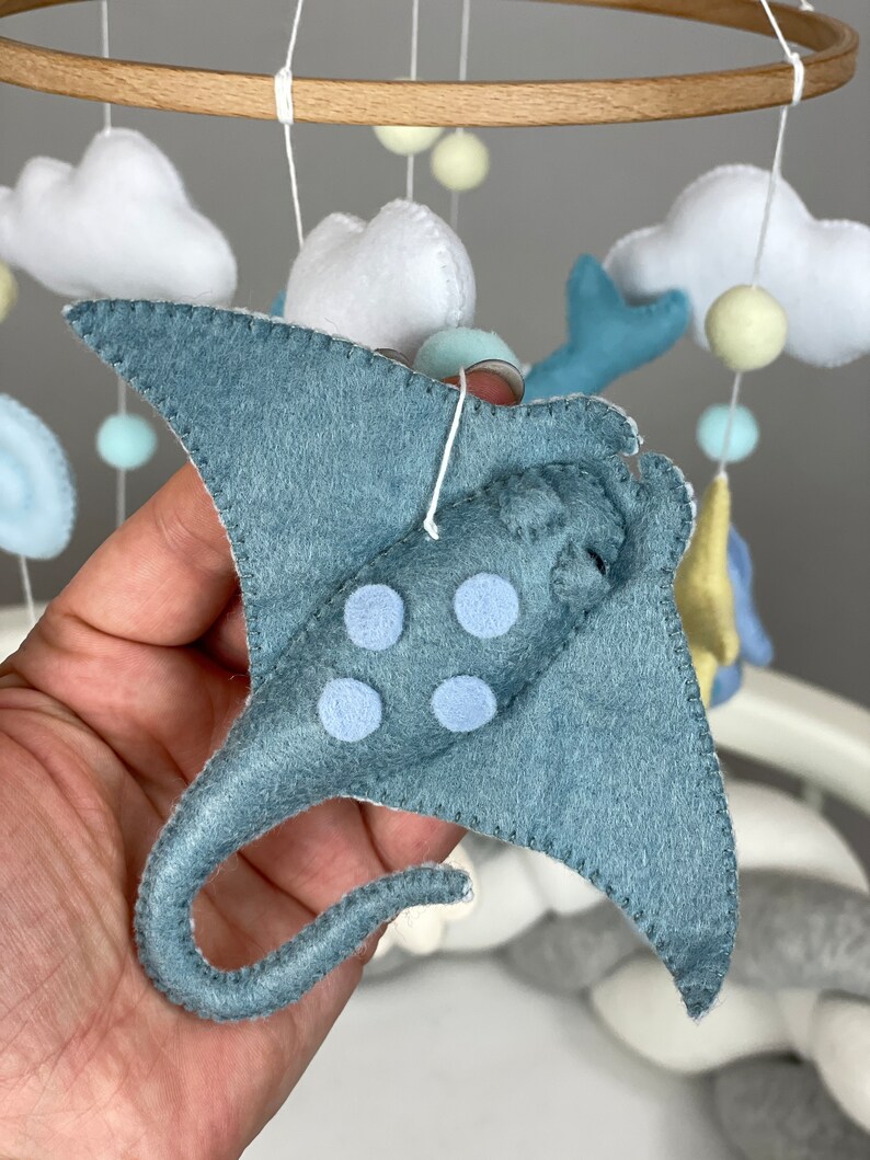 Neutral mobil för baby i havet Nautisk spjälsängsmobil Mobil för havsdjur Personlig mobil för val Nybliven mammapresent bild 8