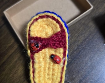 Porte-clés fantaisie au crochet, modèles et couleurs variés. Tous sont livrés dans une boîte cadeau.
