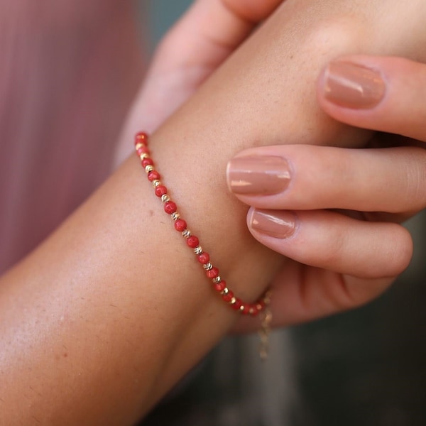 KORALLE und 14k Gold Perlen Armband | Mediterranes Rotes Korallen Armband | Echtes rotes Korallen Armband | Geschnitzte runde Perlen | Geschenk für Sie