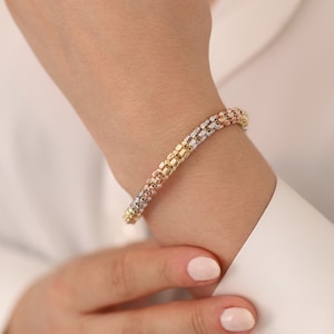 Armband med kedjor i 14k guld i tre färger och dorica-pärlor | Facetterat armband med tre färger och kulor
