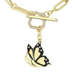 K&ouml;nnte beinhalten: Ein goldenes Kettenarmband mit einem herzf&ouml;rmigen Anh&auml;nger und einem schwarzen und goldenen Schmetterlingsanh&auml;nger. Der Schmetterling hat klare Strasssteine auf seinen Fl&uuml;geln.