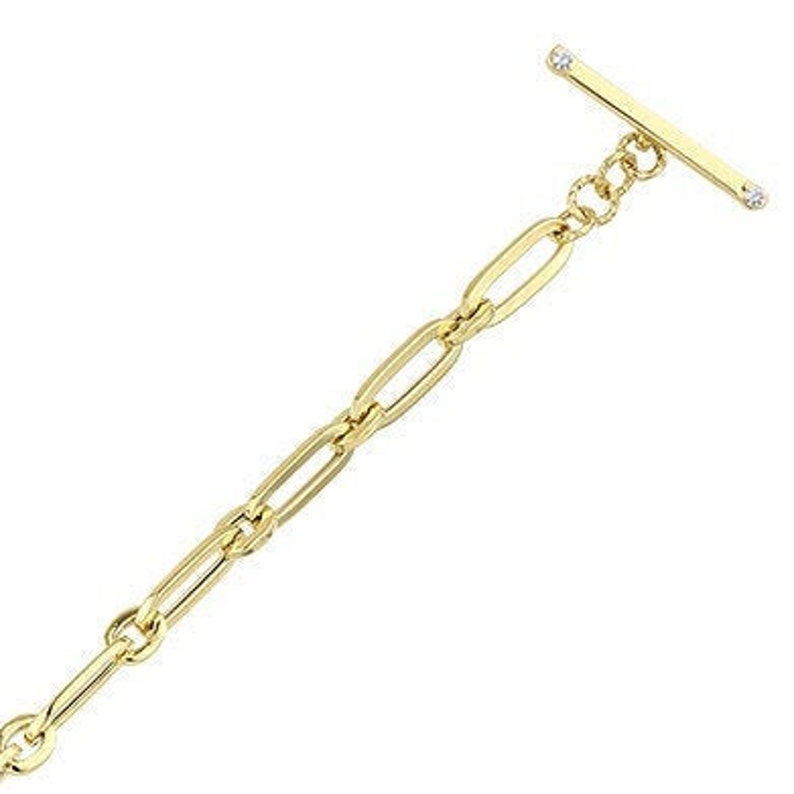 K&ouml;nnte beinhalten: Eine goldene Kettenkette mit einem Toggle-Verschluss. Die Kette besteht aus ovalen Gliedern.