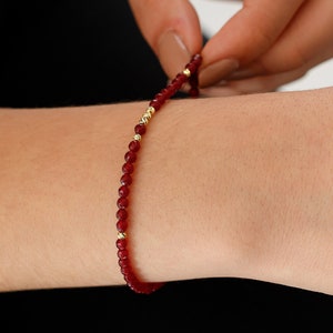 Pulseira de jade vermelha em ouro 14k | Pulseira de pedra de jade, pulseira de pedra natural vermelha escura, pulseira elegante para empilhar, joia de cristal energético para presente