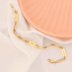 Bracciale a forma di graffetta in oro 14k con incisione / Bracciale commemorativo personalizzato con nome, data e icona incisi, regalo per famiglia e bambini con nomi, compleanni