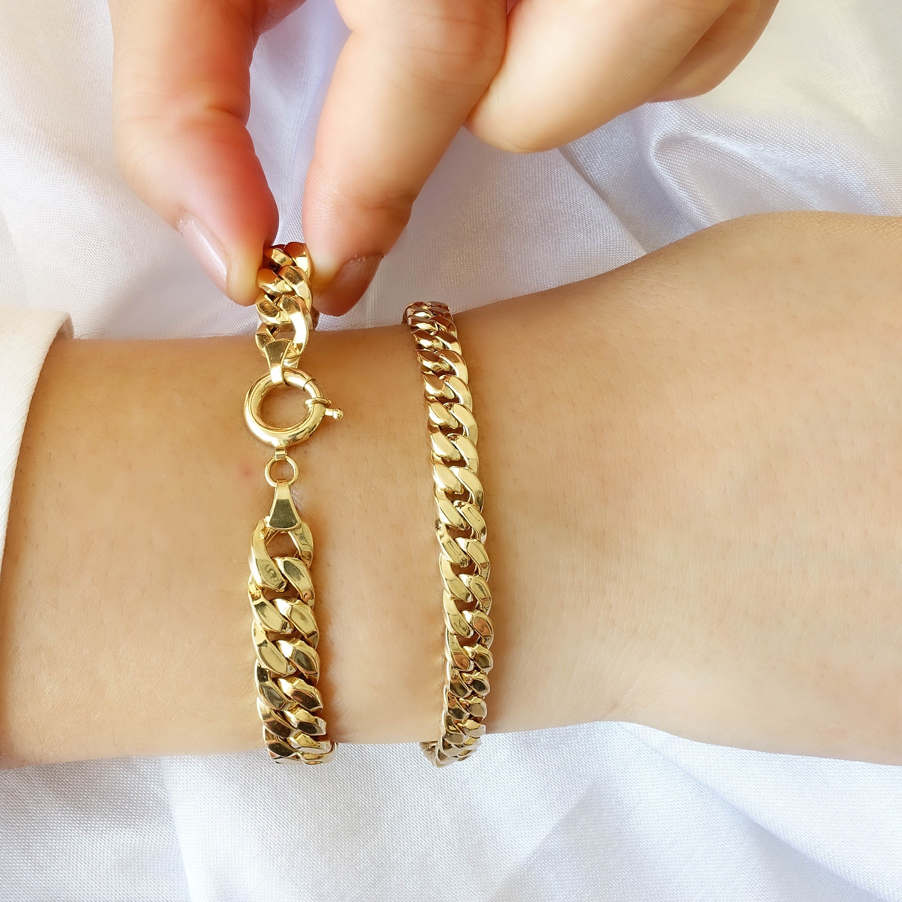 Aggregate 82+ gold lock bracelet best ceg.edu.vn