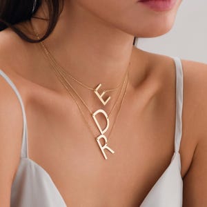 Colar com inicial em ouro 14k | Colar minimalista com letras e nome gravado em ouro maciço, presente para ela, presente de formatura, presente de Dia das Mães