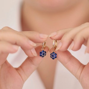 Orecchini pendenti a forma di fiore esagonale con zaffiro in oro 14k / Orecchini pendenti e a bottone delicati con zaffiro blu a nido d&#39;ape, pietra portafortuna di settembre, regalo per lei