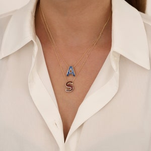 Colar com letras em ouro 14k e esmalte | Colar com iniciais em cores peroladas, colar com alfabeto, pingente com nome, presente personalizado para mulheres