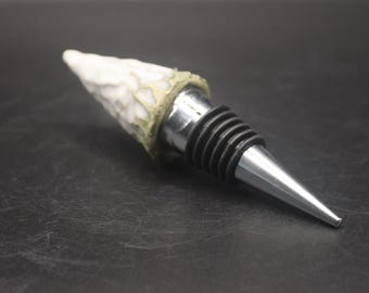 Tappo per bottiglia di vino in ceramica a forma di abete innevato, realizzato a mano.