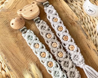 Macramé speenketting met ruitpatroon, gepersonaliseerd met naam