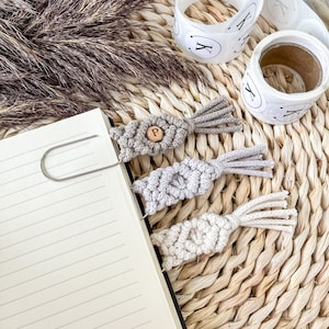 Marcapáginas de macramé con clip y posibilidad de personalización.