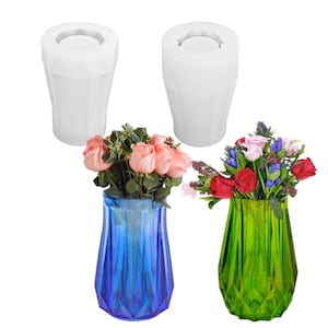 Könnte beinhalten: Zwei weiße Silikonformen zum Herstellen von Vasen. Die Formen sind vaseförmig mit einer breiten Öffnung oben und einer schmalen Basis. Auf dem Bild sind zwei Vasen zu sehen, eine blaue und eine grüne, beide mit einem geometrischen Design.