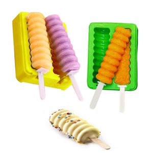 Puede incluir: Dos moldes de polos amarillos con tres polos en forma de espiral, uno morado y dos naranjas. Un molde de polos verde con dos polos naranjas en forma de espiral. Un polo blanco en forma de espiral con chispas.