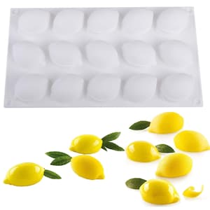 Puede incluir: Un molde de silicona blanco con 12 cavidades en forma de limón. El molde está sobre un fondo blanco. También hay varios caramelos amarillos en forma de limón con hojas verdes sobre un fondo blanco.