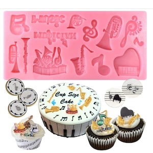 Puede incluir: Molde de silicona rosa con diseños de instrumentos musicales, incluyendo una trompeta, un clarinete, un saxofón, un piano y notas musicales. El molde se utiliza para crear decoraciones comestibles para pasteles y cupcakes. También hay tres cupcakes decorados con instrumentos musicales y notas musicales.