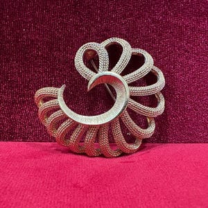 Può includere: Un set di tre ciotole impilabili in ceramica nei toni del blu, verde e bianco. Le ciotole presentano un design maculato e dimensioni variabili, perfette per la preparazione o il servizio di cibi.