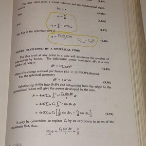 Puede incluir: P&aacute;gina de libro abierta con ecuaciones y texto titulado "POWER DEVELOPED BY A SPHERICAL CORE". Se ven notas manuscritas y secciones resaltadas. La p&aacute;gina est&aacute; ligeramente amarillenta.
