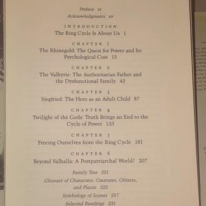 K&ouml;nnte beinhalten: Eine Inhaltsverzeichnisseite eines Buches mit der &Uuml;berschrift CONTENTS, die ein Vorwort, Danksagungen, eine Einleitung mit dem Titel The Ring Cycle Is About Us sowie sechs Kapitel zu The Rhinegold, The Valkyrie, Siegfried und mehr auflistet.