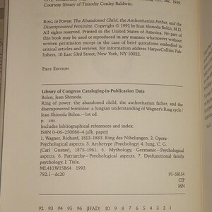 K&ouml;nnte beinhalten: Die Copyright-Seite des Buches Ring of Power: The Abandoned Child, the Authoritarian Father, and the Disempowered Feminine von Jean Shinoda Bolen. Sie enth&auml;lt die Katalogisierungsdaten der Library of Congress, die ISBN 0-06-250086-4 und Publikationsdetails.