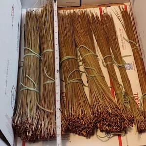 Long leaf pine needles 10.5 to 19 inches. Two pounds with 3 free Ounces. Total 35 Oz. for basket weaving. Has 1,400 or More Pine Needles