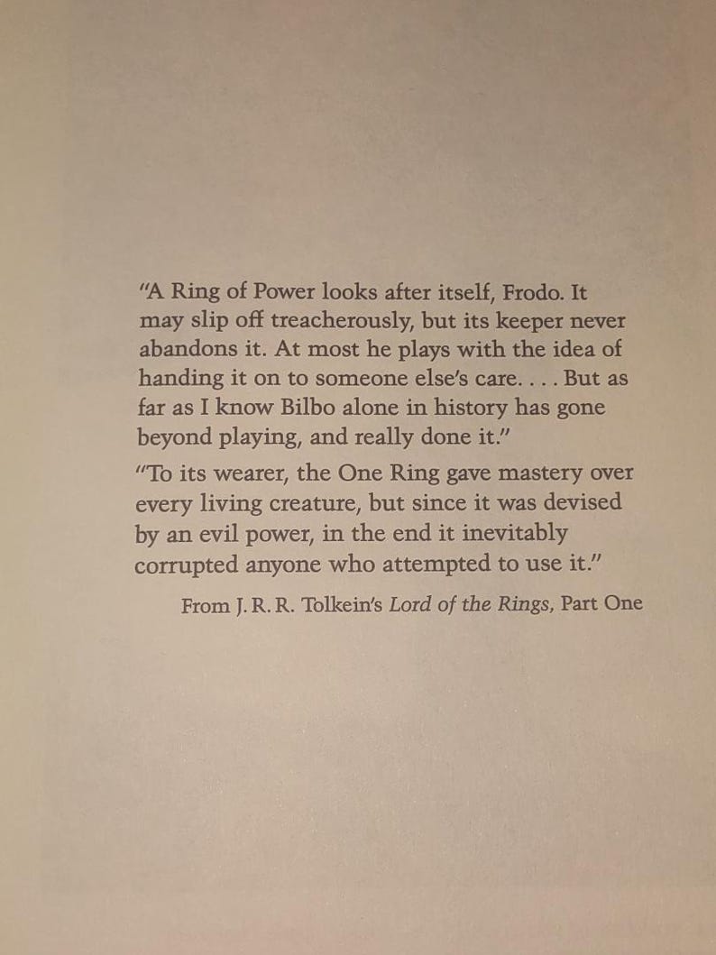 K&ouml;nnte beinhalten: Ein gedruckter Auszug aus J.R.R. Tolkiens Der Herr der Ringe, Teil eins, mit schwarzem Text auf hellem Hintergrund. Die Passage er&ouml;rtert den Einen Ring, seine Macht und den korrumpierenden Einfluss auf diejenigen, die ihn benutzen.