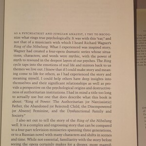 K&ouml;nnte beinhalten: Eine Buchseite mit der &Uuml;berschrift Vorwort, die schwarzen gedruckten Text auf cremefarbenem Hintergrund zeigt. Der Text er&ouml;rtert die Perspektive des Autors als Psychiater und Jungianischer Analytiker in Bezug auf Richard Wagners Opernzyklus Der Ring des Nibelungen.