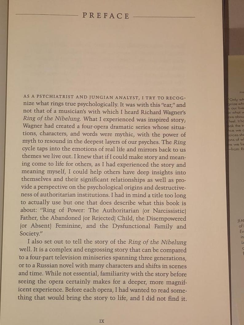 K&ouml;nnte beinhalten: Eine Buchseite mit der &Uuml;berschrift Vorwort, die schwarzen gedruckten Text auf cremefarbenem Hintergrund zeigt. Der Text er&ouml;rtert die Perspektive des Autors als Psychiater und Jungianischer Analytiker in Bezug auf Richard Wagners Opernzyklus Der Ring des Nibelungen.