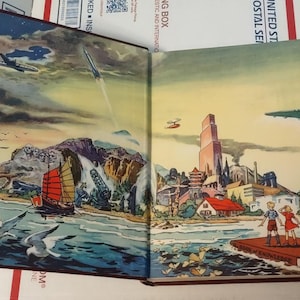 Puede incluir: Un libro abierto con una cubierta roja y las palabras "Book of Knowledge" en la portada. El libro flota sobre una masa de agua con aviones de papel volando a su alrededor. El fondo muestra una ciudad con edificios altos y una cordillera.