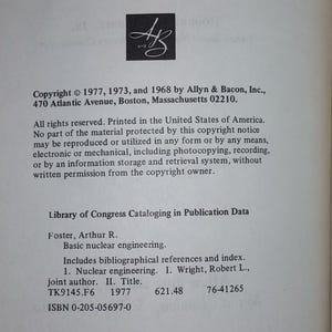 Puede incluir: Una p&aacute;gina de libro con texto y un logotipo. El texto incluye informaci&oacute;n de derechos de autor de 1977, 1973 y 1968 de Allyn & Bacon, Inc. El libro se titula "Basic nuclear engineering" y se imprimi&oacute; en enero de 1980.