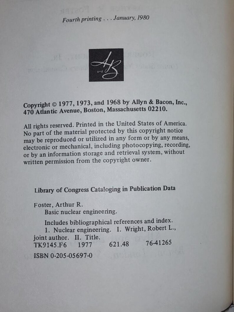 Puede incluir: Una p&aacute;gina de libro con texto y un logotipo. El texto incluye informaci&oacute;n de derechos de autor de 1977, 1973 y 1968 de Allyn & Bacon, Inc. El libro se titula "Basic nuclear engineering" y se imprimi&oacute; en enero de 1980.