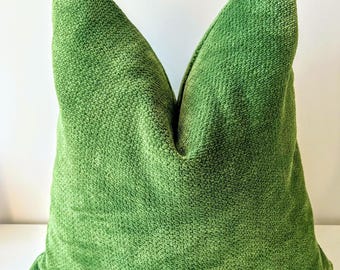 Lichtgroene bouclé chenille kussensloop, handgemaakt decoratief kussen