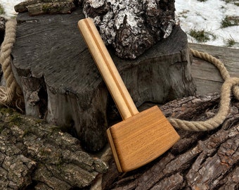 Handgefertigter Holzhammer. Holzhammer für Handarbeiten. Holzhammer. Hammer zum Holzschnitzen. Hochwertiges Massivholz. Zimmermannshammer.