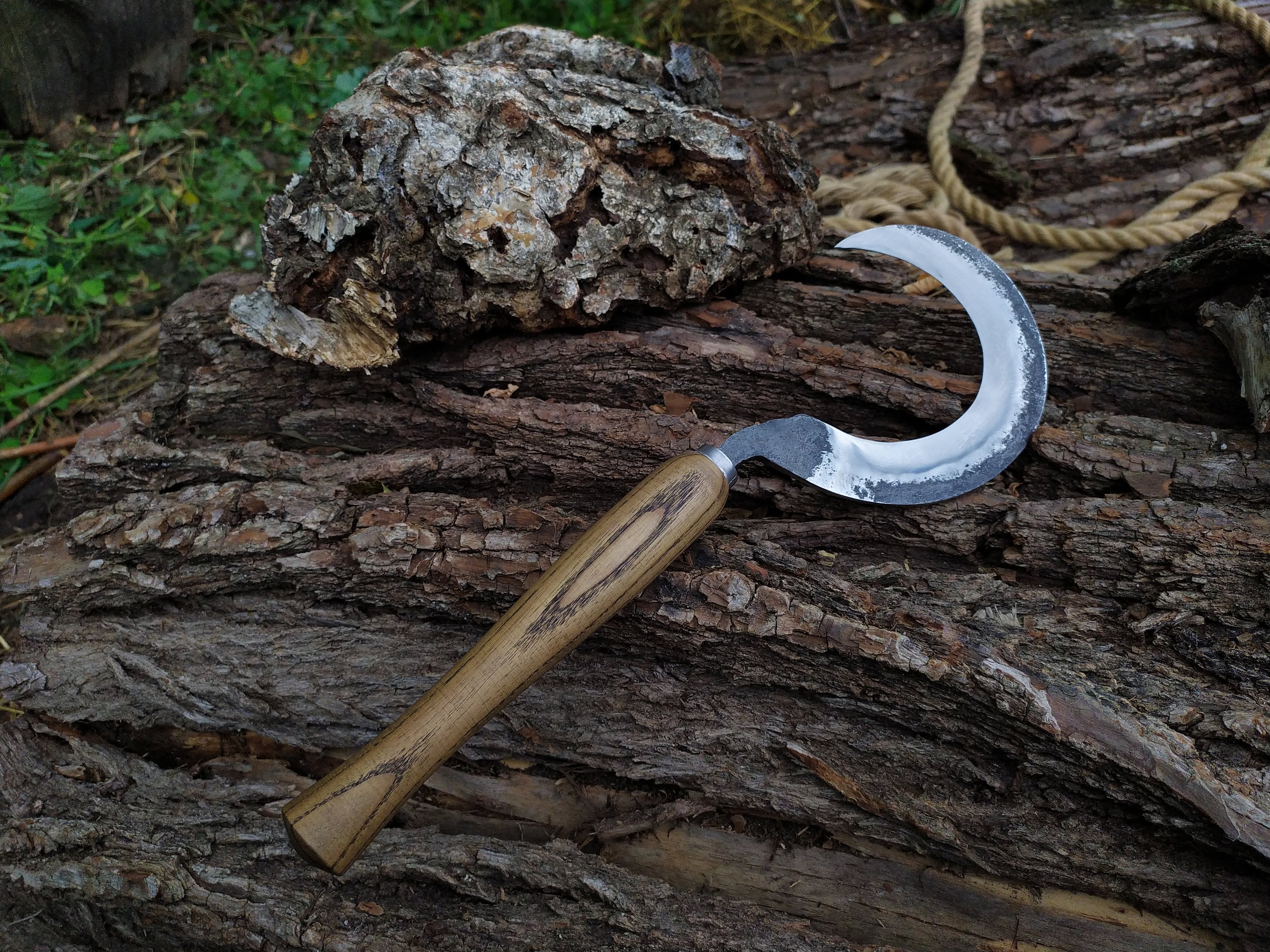 Petite faucille forgée. L'outil de l'herboristerie. Tresse forgée à la main  pour ramasser des herbes. Petite grande faucille rituelle de boline. Boline  forgée à la main -  Canada