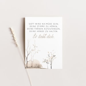 Könnte beinhalten: Eine weiße Karte mit deutschem Text und Aquarellillustrationen von Bäumen und einer neutral getönten Landschaft. Der Text lautet: "GOTT WIRD NIE MÜDE SEIN; DEINE STIMME ZU HÖREN, DEINE TRÄNEN AUFZUFANGEN, DEINE HÄNDE ZU HALTEN. Er liebt dich."