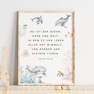 Könnte beinhalten: Ein Aquarelldruck mit hellblauem Hintergrund, der ein Zitat in Deutsch über den Ozean zeigt. Das Zitat lautet "Da ist der Ozean, grob und weit, in dem es von Leben aller Art wimmelt, von groben und kleinen Tieren. Psalm 104,25". Der Druck zeigt auch Illustrationen von Meerestieren, darunter ein Wal, ein Delfin, ein Tintenfisch und eine Schildkröte.