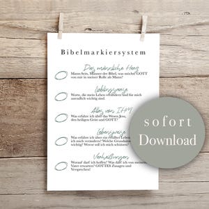 Puede incluir: Una hoja blanca imprimible con un diseño en negro y gris. La hoja tiene el título "Sistema de marcado de la Biblia" e incluye cinco secciones con los títulos: "El corazón masculino", "Versículos favoritos", "Todo de ÉL", "Estilo de vida" y "Promesas". La hoja también incluye el texto "Descargar ahora" en un círculo gris.