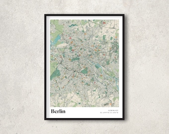 Może przedstawiać: Szczegółowa mapa Berlina, Niemcy, w czarnej ramie. Mapa przedstawia ulice, parki i zabytki miasta. Tekst "Berlin" i "GERMANY 52.499°N 13.404°E" jest wydrukowany pod mapą.