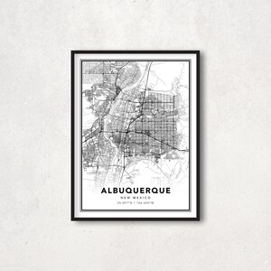 Puede incluir: Un mapa en blanco y negro de Albuquerque, Nuevo México, con el nombre de la ciudad y las coordenadas impresas debajo del mapa.