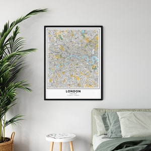 Peut inclure: Une carte de Londres, en Angleterre, imprim&eacute;e sur un papier noir. La carte est de style minimaliste avec des accents jaunes et gris. Le texte "LONDON" est imprim&eacute; en bas de la carte avec les coordonn&eacute;es "51.5074&deg; N 0.1278&deg; W".