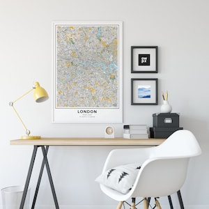 Peut inclure: Un bureau blanc avec une lampe jaune, une chaise blanche et une carte encadr&eacute;e de Londres, en Angleterre. La carte est en noir et blanc avec des surbrillances jaunes. Il y a deux plus petites images encadr&eacute;es au-dessus de la carte.