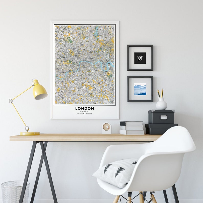 Peut inclure: Un bureau blanc avec une lampe jaune, une chaise blanche et une carte encadr&eacute;e de Londres, en Angleterre. La carte est en noir et blanc avec des surbrillances jaunes. Il y a deux plus petites images encadr&eacute;es au-dessus de la carte.