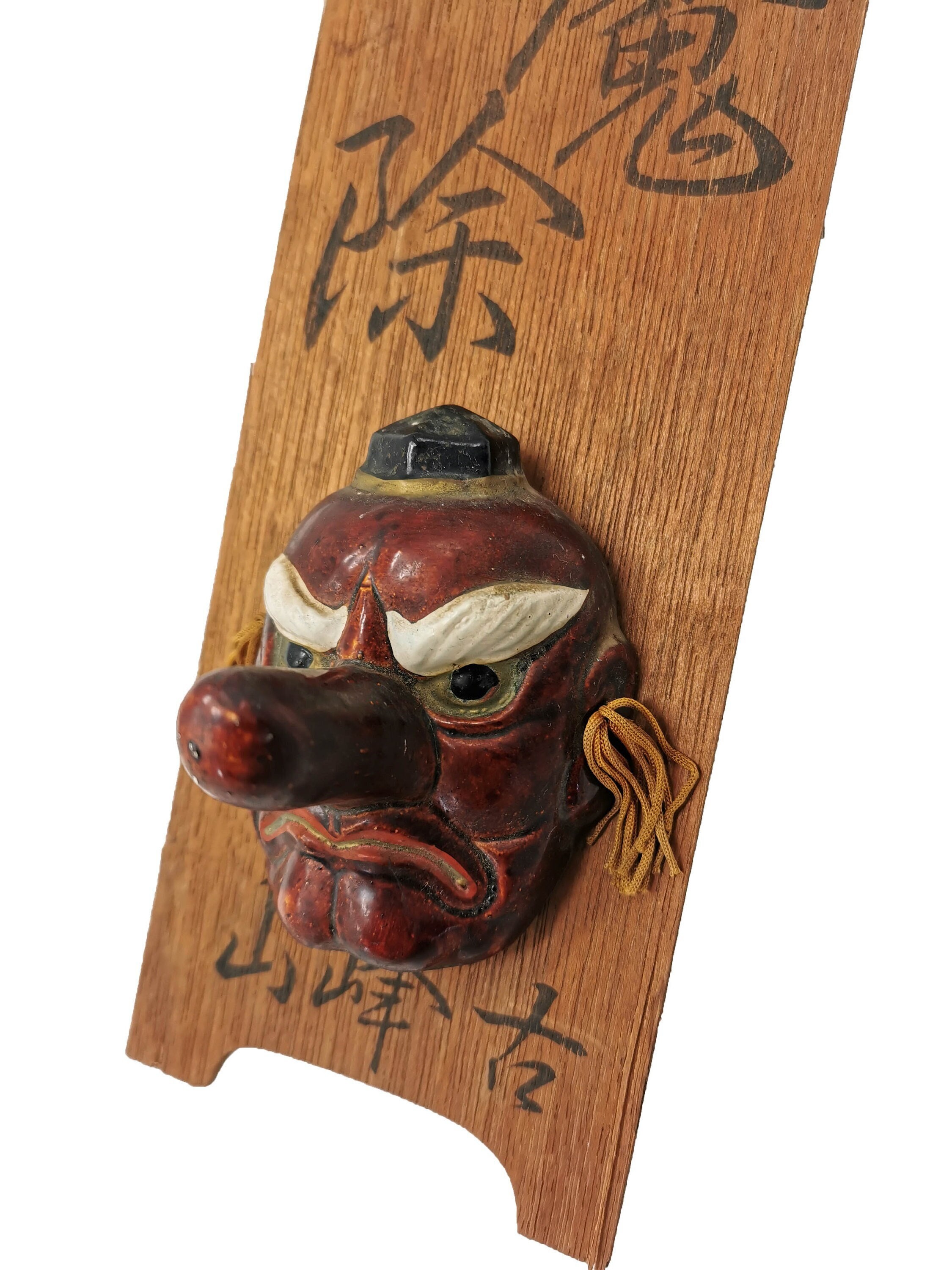 Masque Japonais Tengu, Ancienne Amulette Miniature en Céramique Démoniaque sur Planche Bois Signée A