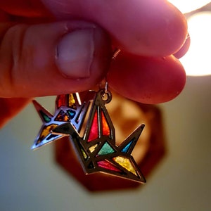 Magnifiques boucles d'oreilles grue en origami ! Article unique plein de couleurs et qui ne manquera pas d'impressionner ! Ils ressemblent à des vitraux, mais ils ne le sont pas.
