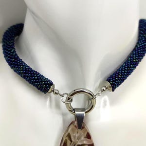 Gehäkelte Perlenkette  mit Kunstharz Anhänger, Echte getrocknete Blüten, Perlen Blau Irisierend, Edelstahl Verschlussring&Verbindungsteile.